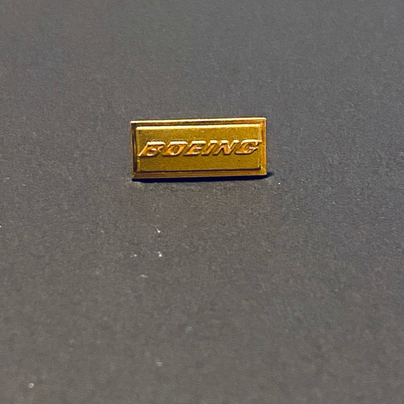Boeing Gold Bar Aviation Lapel Pin - Picture 4 of 4